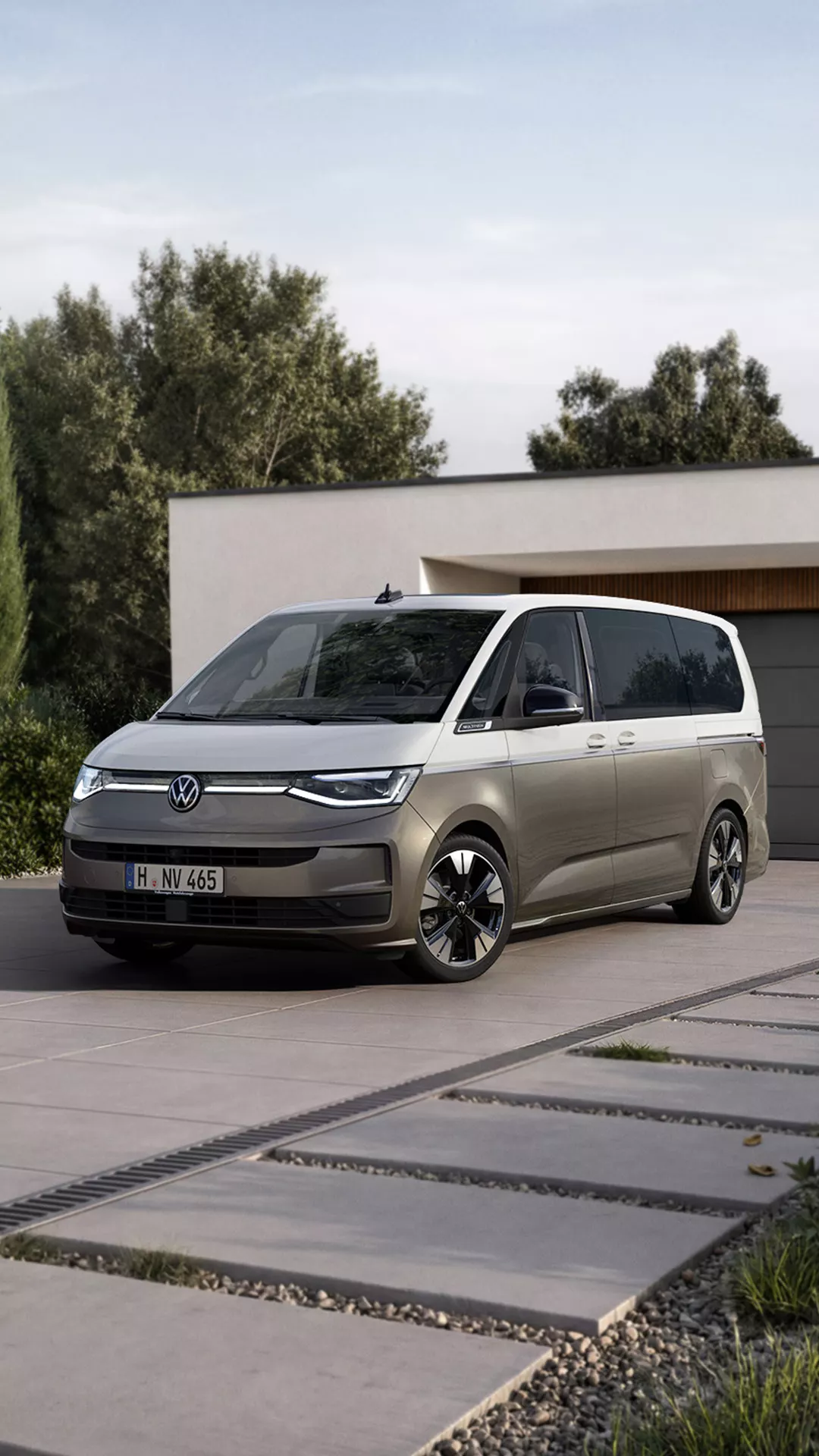 VW Multivan steht in der Auffahrt vor einem modernen Haus.
