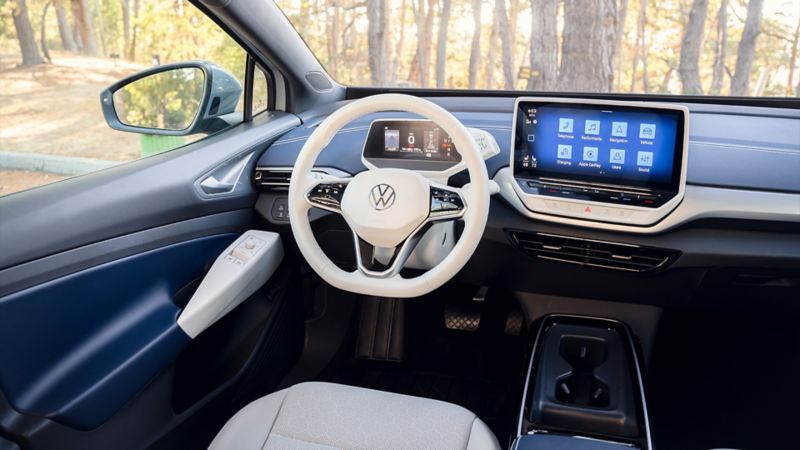 Un gros plan du volant chauffant et de l’écran multimédia de l’ID.4 de VW