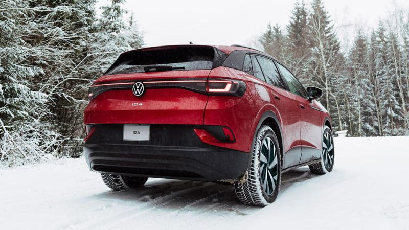 La Volkswagen ID.4 2024 grise circulant sur l’autoroute en hiver