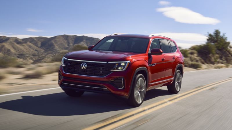 L’Atlas 2024 rouge de Volkswagen roule sur une route dans les montagnes