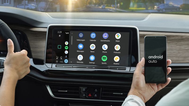 Un gros plan du nouveau système d’infodivertissement de 12 po doté des connexions sans fil Apple CarPlayMD et Android AutoMC de l’Atlas 2024 de Volkswagen