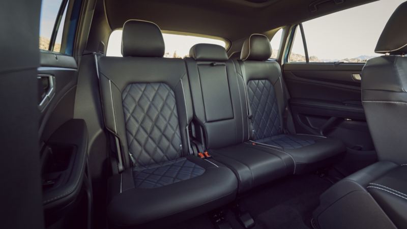 Les sièges arrière en cuir à surpiqûres de diamant de l’Atlas Cross Sport 2024 de Volkswagen