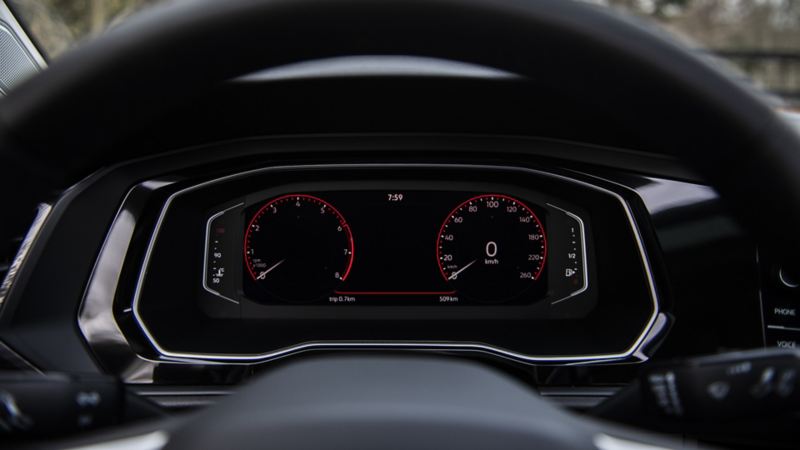 La Jetta 2024 de Volkswagen et son tableau de bord. Le tableau de bord est noir et dispose d’un affichage numérique. L’écran affiche l’indicateur de vitesse à gauche et le tachymètre à droite.