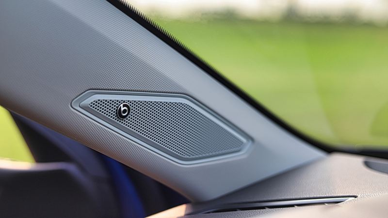 La Jetta 2024 de Volkswagen avec un haut-parleur de portière situé sur la partie supérieure du panneau de porte. Le haut-parleur est un hexagone gris avec un cercle noir au centre entouré d’une bordure noire.