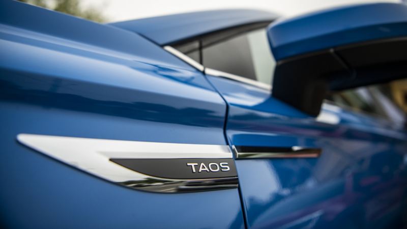 Un gros plan de l’emblème du Taos 2024 de Volkswagen
