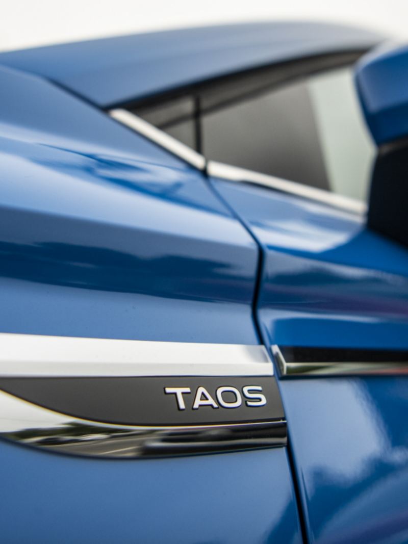 Un gros plan de l’emblème du Taos 2024 de Volkswagen