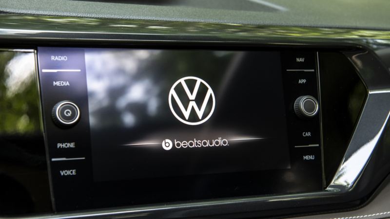 Un gros plan du tableau de bord affichant le système sonore haut de gamme BeatsAudioMD dans le Taos 2024 de Volkswagen