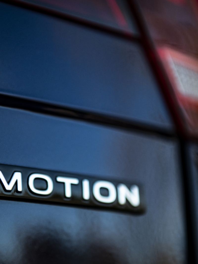 Un gros plan du logo 4MOTION sur le Tiguan 2024 de Volkswagen