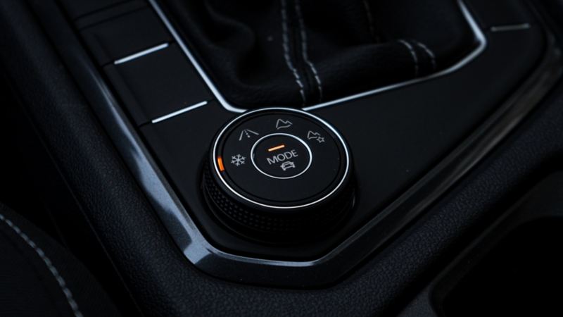 Un gros plan du bouton de personnalisation des modes de conduite sur le tableau de bord du Tiguan 2024 de Volkswagen