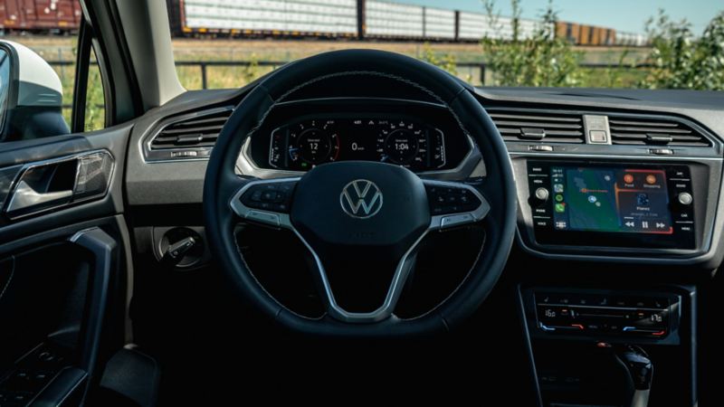 Un gros plan de l’intérieur du Tiguan 2024 de Volkswagen montrant le volant, le cockpit numérique Pro de 10,25 po de Volkswagen et le tableau de bord