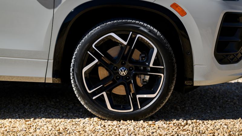 Un gros plan des roues du Tiguan 2025.