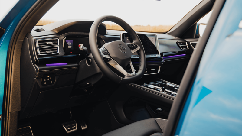 The interior of Atlas Cross Sport highlighting the steering wheel, digital dashboard, and infotainment system.