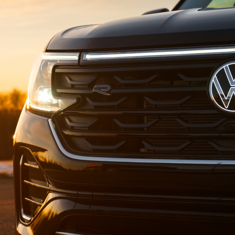 Sunset view of black Atlas 2025 Execline R-Line front grille.
