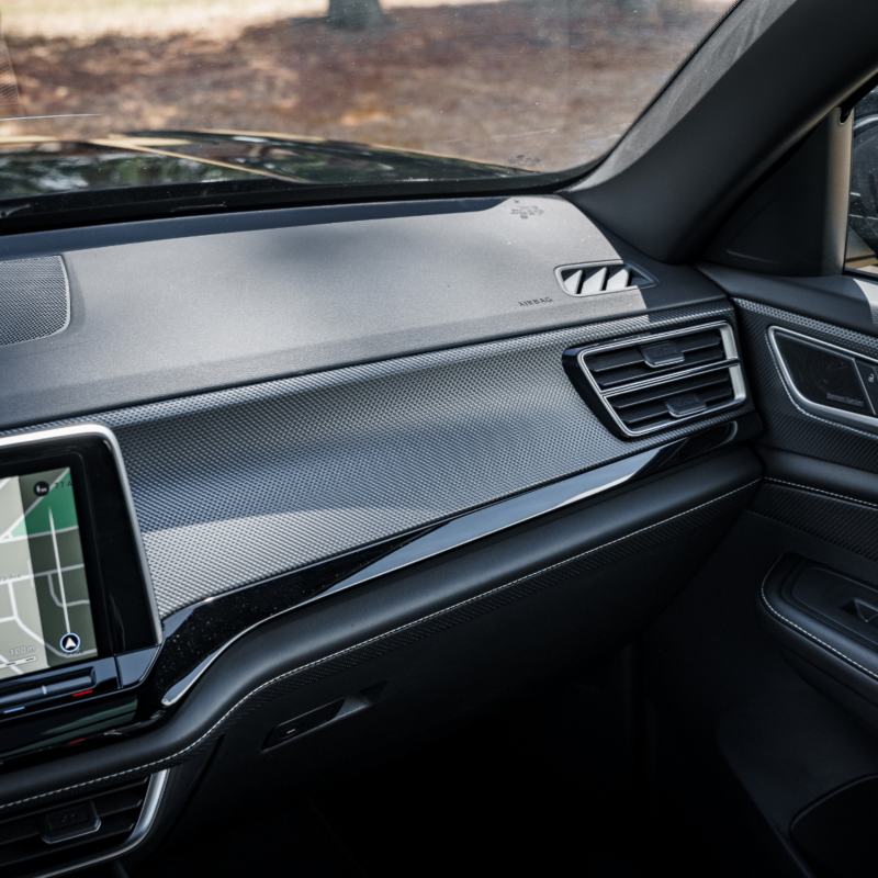 L'intérieur de l'Atlas Cross Sport 2025 présente un design élégant et moderne avec un tableau de bord et une console centrale garnis de similicuir.