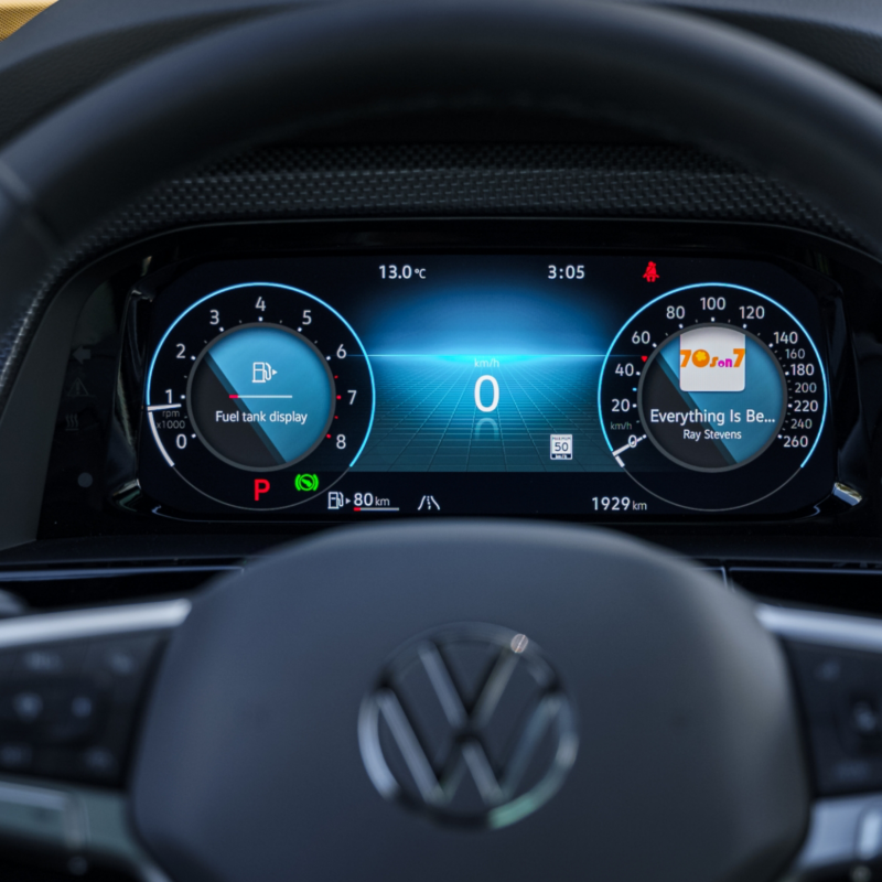 A close-up view of the Atlas Cross Sport 2025 steering wheel and digital dashboard, highlighting the vehicle's advanced technology with a clear display of speed.