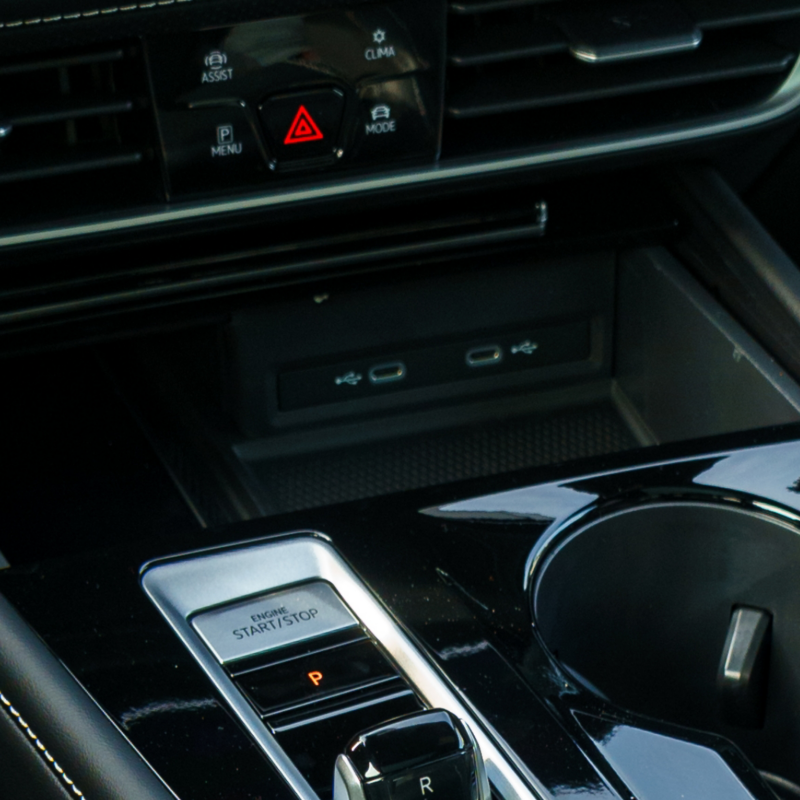 La console centrale de l'Atlas Cross Sport 2025 présente un levier de vitesses automatique en position "P" (Parking).