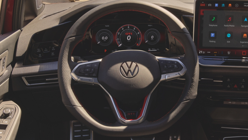 Une photo en gros plan du 10,25 » Digital Cockpit Pro de Volkswagen dans la Volkswagen GTI 2024