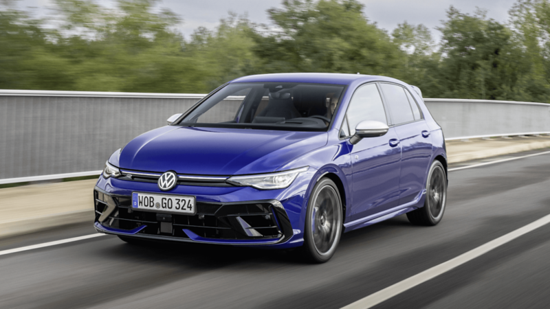 Une Volkswagen Golf R bleue 2025 roulant sur une route.