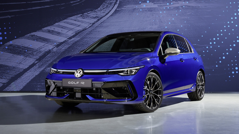 Vue de face d'une Volkswagen Golf R bleue avec un nouveau pare-chocs et de nouveaux phares.