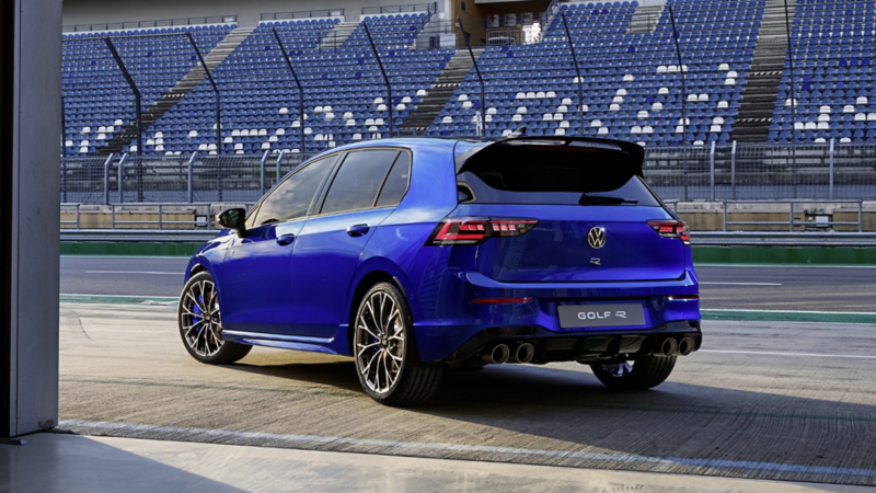 Volkswagen Golf R bleue avec nouveaux feux arrière et échappement quadruple.