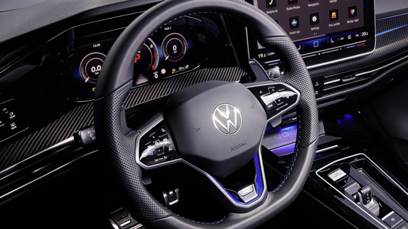 Volant multifonction et commandes tactiles de la Volkswagen Golf R.
