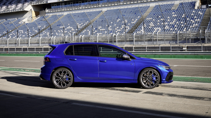 Volkswagen Golf R bleue avec transmission DSG 7 vitesses.