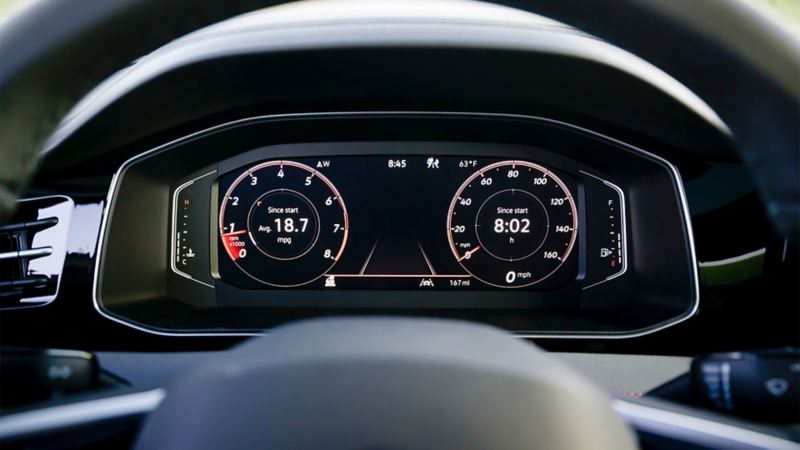 Gros plan sur le cockpit numérique de la Volkswagen Jetta GLI 2025.