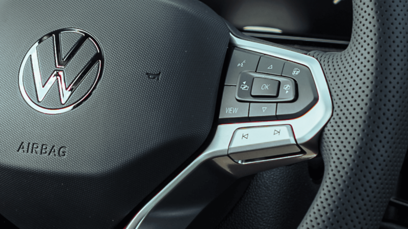 Gros plan sur les boutons du volant de la Volkswagen Golf GTI 2026, avec commandes vocales et multimédia.