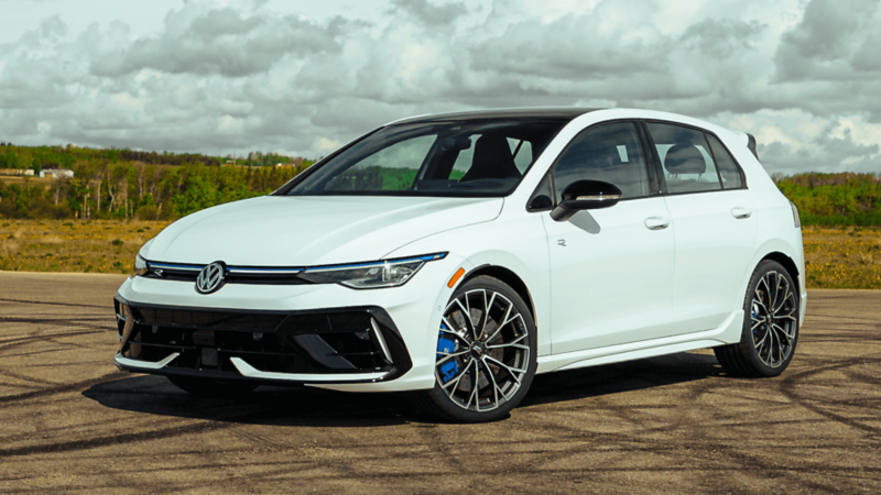 Vue de face d'une Volkswagen Golf R bleue avec un nouveau pare-chocs et de nouveaux phares.