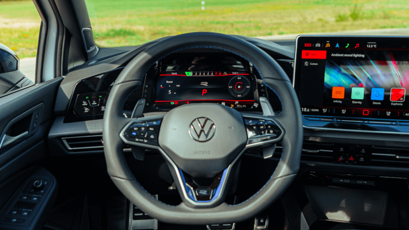 Intérieur Volkswagen avec affichage tête haute (HUD).