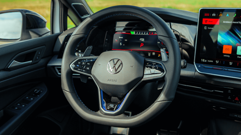Volant multifonction et commandes tactiles de la Volkswagen Golf R.