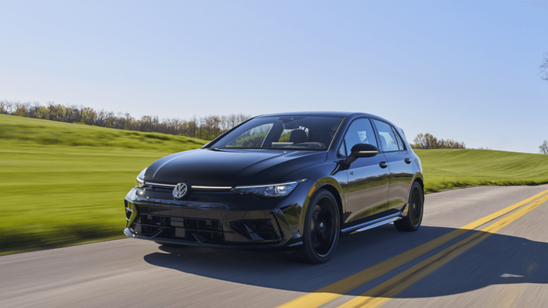 Volkswagen Golf R bleue sur un circuit de course.