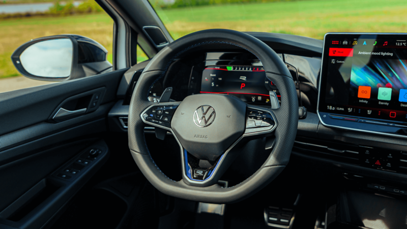 Gros plan sur la jante en alliage et l'étrier de frein d'une Volkswagen Golf R bleue.