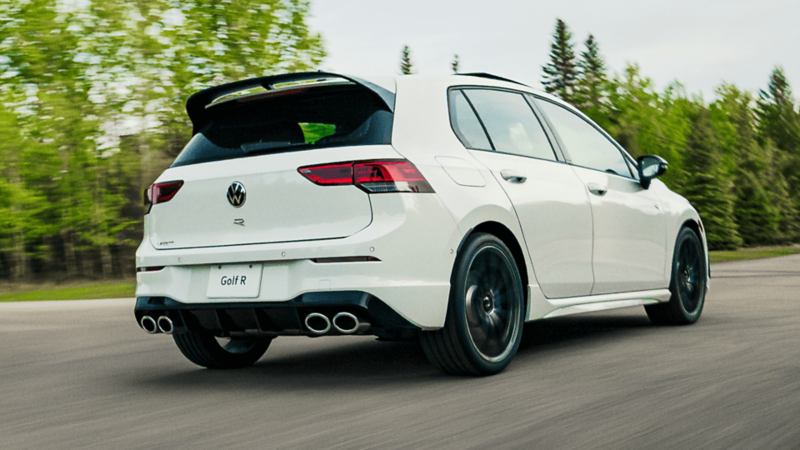 Volkswagen Golf R bleue en mode dérive.