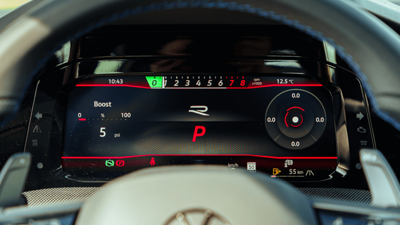 Vue sur le volant et le tableau de bord de la Golf R 2024