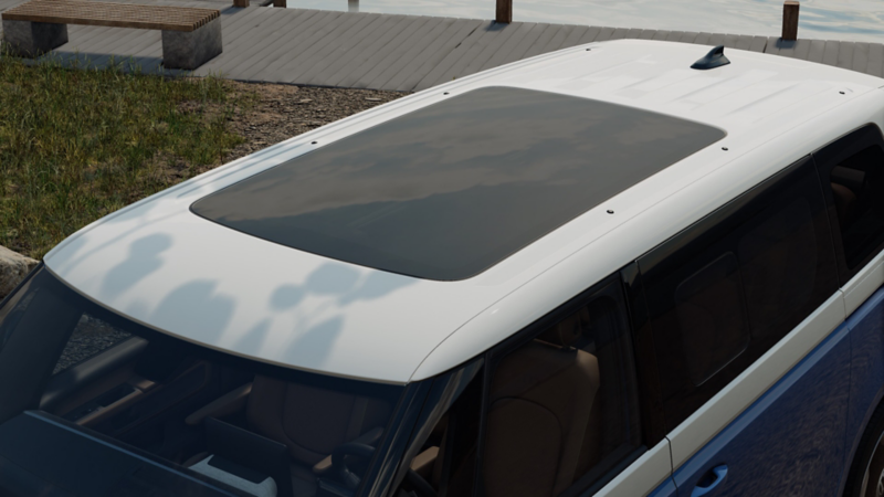 Vue du Volkswagen ID. Buzz montrant le toit panoramique en verre au-dessus des sieges avant.