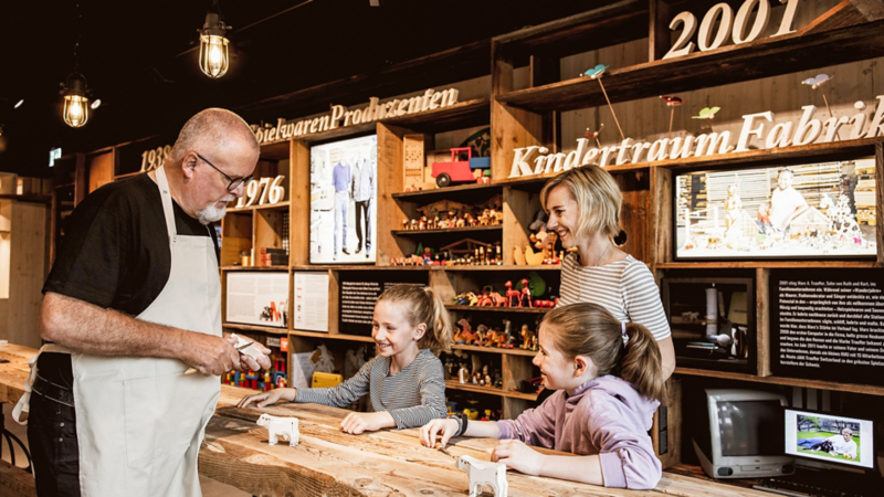 Kinder (und Erwachsene) dürfen in der Erlebniswelt selbst Hand anlegen und Kühe schnitzen.