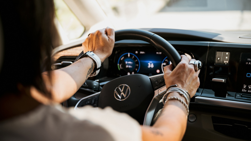 Brigitte Trauffer sitzt im VW Multivan eHybrid, Blick auf das Digital Cockpit