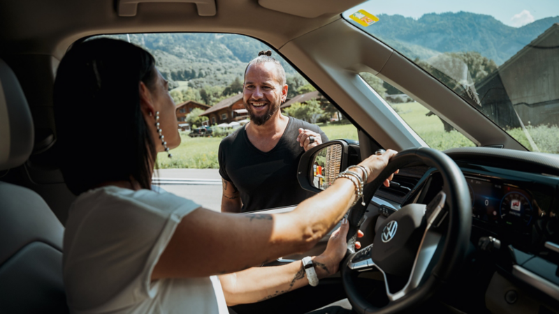 Brigitte Trauffer sitzt im VW Multivan eHybrid