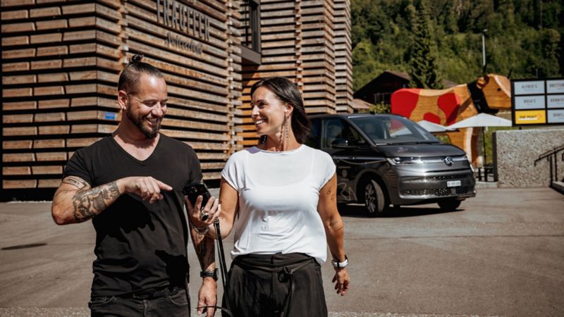 Marc und Brigitte Trauffer stehen vor ihrem VW Multivan eHybrid