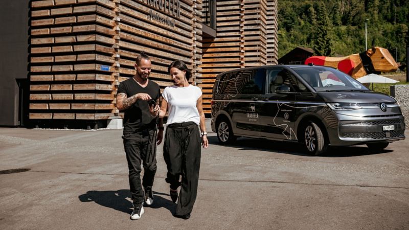 Marc und Brigitte Trauffer stehen vor ihrem VW Multivan eHybrid