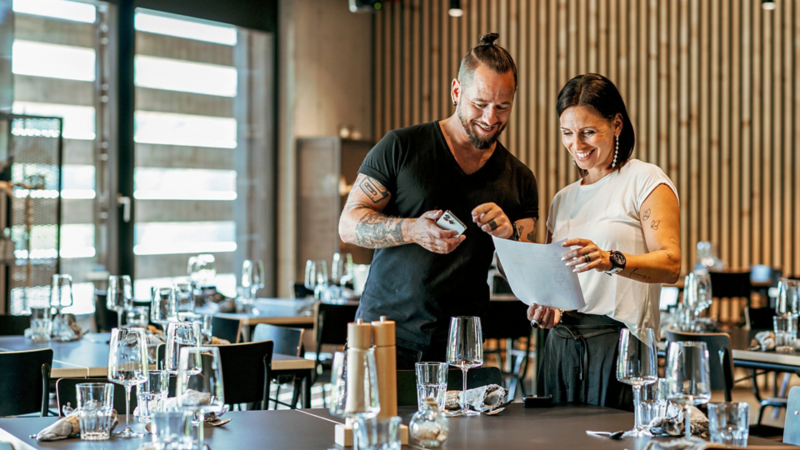 Marc und Brigitte Trauffer stehen im Restaurantbereich ihres Hotels und diskutieren