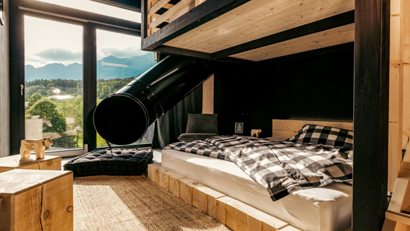 Die Zimmer im «Bretterhotel» sind stilvoll eingerichtet und verströmen trotz ländlicher Umgebung auch urbanen Charme.