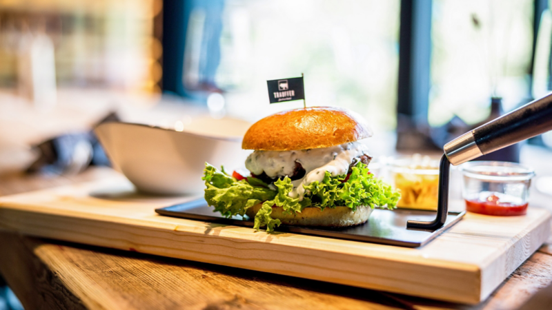 Im «Alfred’s» geniessen Gäste nicht nur originelle und vielseitige Menüs. Auch der Panoramablick in die umliegende Bergwelt macht Appetit.