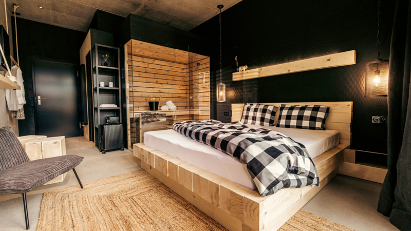 Gemütlich und funktional: Die Zimmer im «Bretterhotel» sind stilvoll eingerichtet und verströmen trotz ländlicher Umgebung auch urbanen Charme.