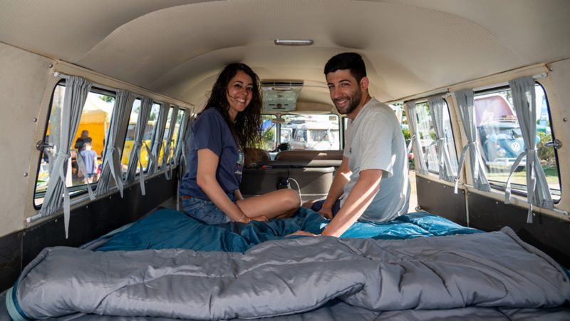 Dos jóvenes sentados en el interior de una VW T1.