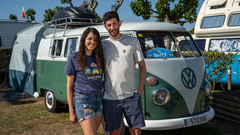Dos jóvenes de pie delante de una VW T1.