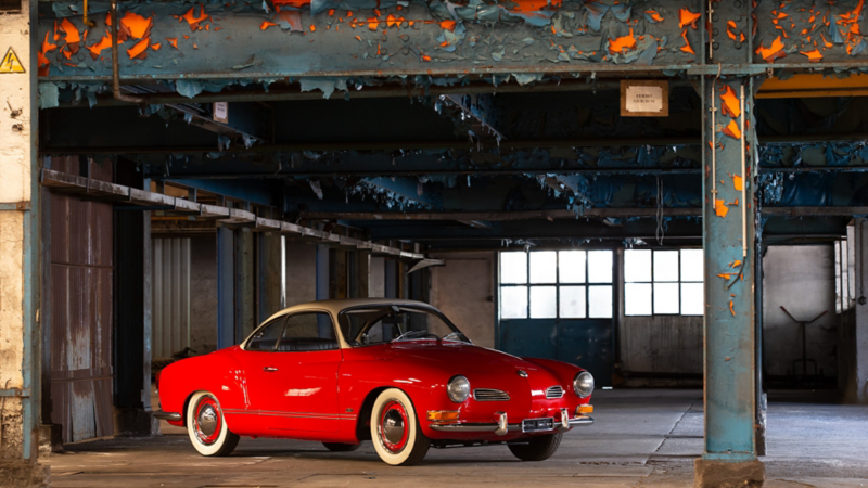 Andre Martys roter Karman Ghia von vorne in einer Fabrikhalle.