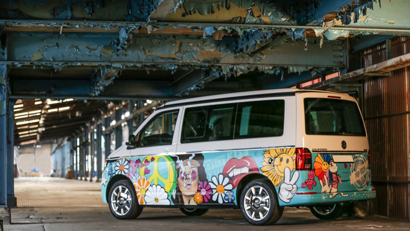 Der California 6.1 von der Seite, man sieht Andres Frau als Hippie Girl.