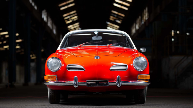 Andre Martys roter Karman Ghia von vorne in einer Fabrikhalle.